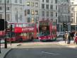  bus rouges arivant à Trafalgar Square